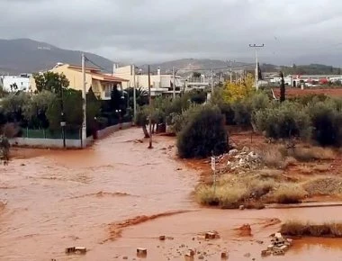Πειθαρχικές ευθύνες σε δημόσιους αξιωματούχους για την κατασκευή δεκάδων αυθαίρετων στο ρέμα της Μάνδρας